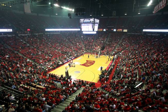 An overall view of the Thomas & Mack during the UNLV vs Hawaii men's basketball game, Dec. 1, 2012.